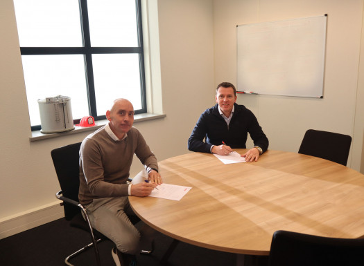 Foto tijdens licentie-ondertekening met v.l.n.r.: Tom Verschoor (directeur Unica Fire Safety) en Klaas van Twillert (directeur All Sprinkler Service)