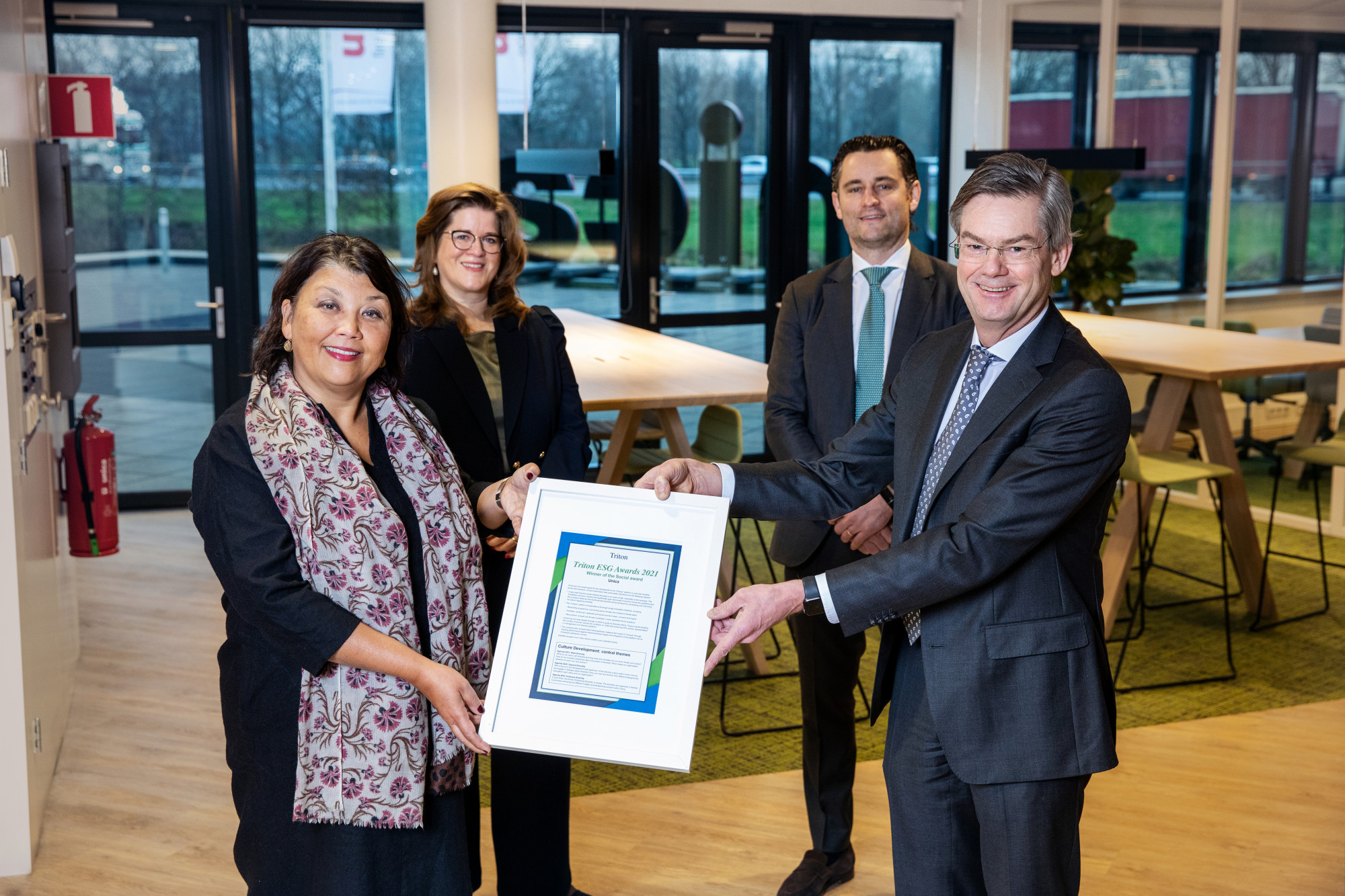 Sanneke Sarels van Rijn en Caroline Bruins (Unica) hebben de award in ontvangst genomen van Luc Hendriks en Stephan Förschle (Triton).